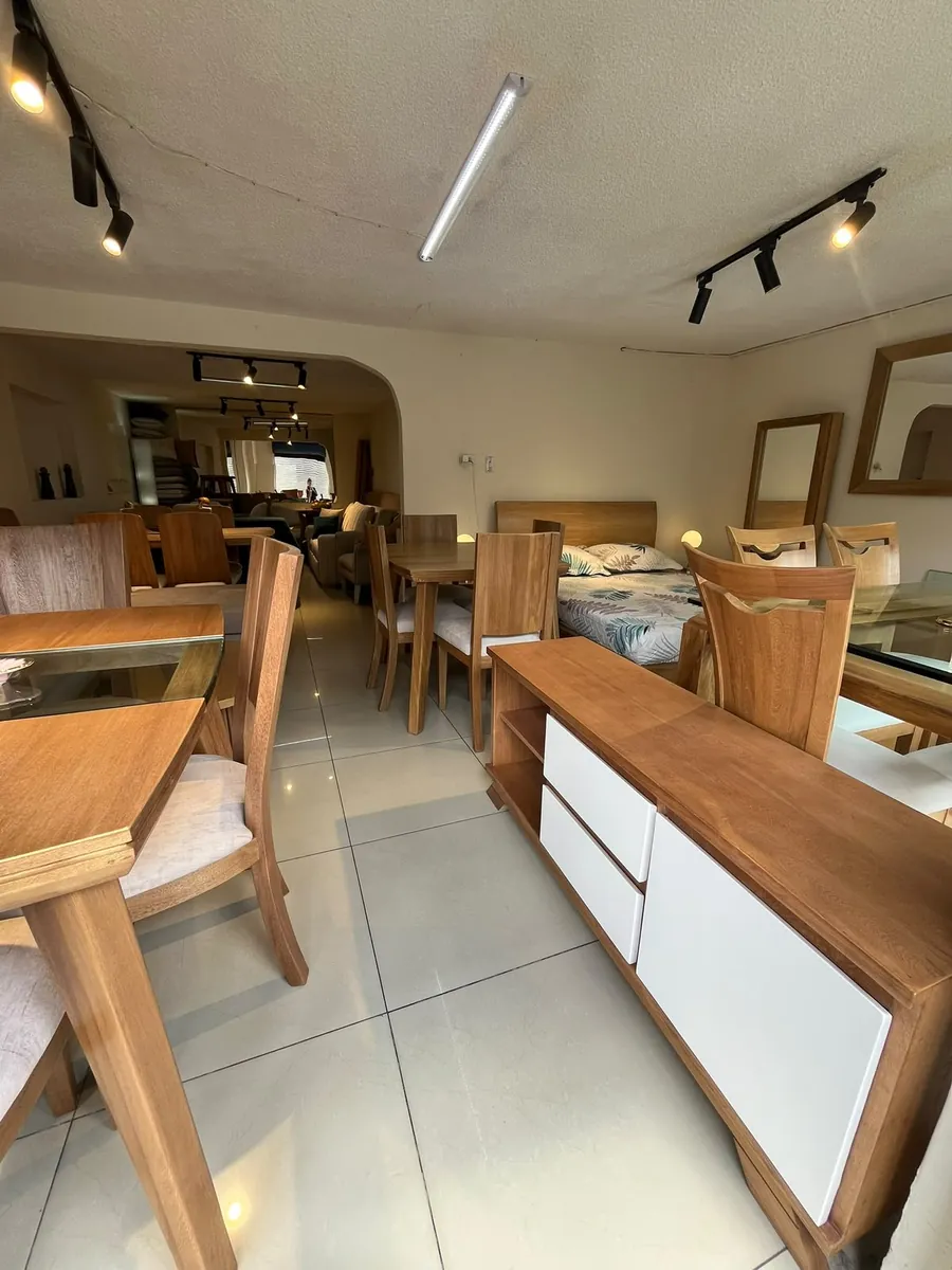 Almacén de Ansulais en Bogotá con comedores, alcobas y muebles exhibidos
