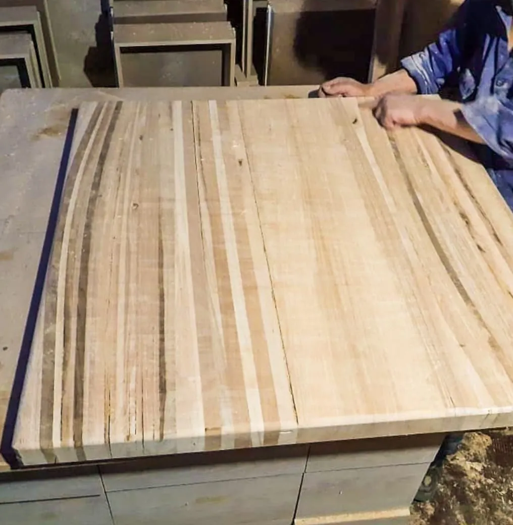 Proceso de lijado de una mesa